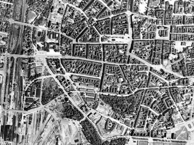 10 miesięcy przed nadejściem frontu Poznań został zbombardowany. To był największy nalot, jaki dotknął miasto w czasie II wojny światowej.  Widać efekty?  Kolejnej zimy miasto zostało wypalone.