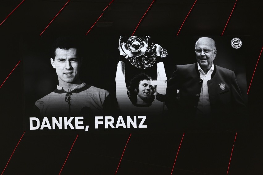 Podziękowanie i pożegnanie Franza Beckenbauera na telebimie...