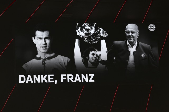 Podziękowanie i pożegnanie Franza Beckenbauera na telebimie na Allianz Arenie przed meczem Bayern Monachium - Hoffenheim
