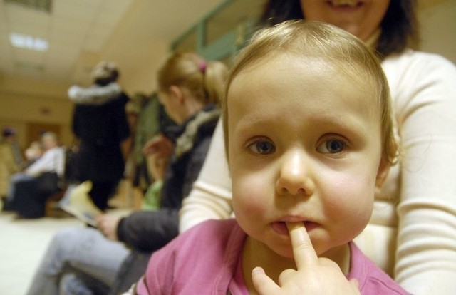 Dwuletnia Nadia przyszła w piątek z mamą do przychodni przy ul. Wojska Polskiego. Poczekalnia była pełna chorych dzieci.