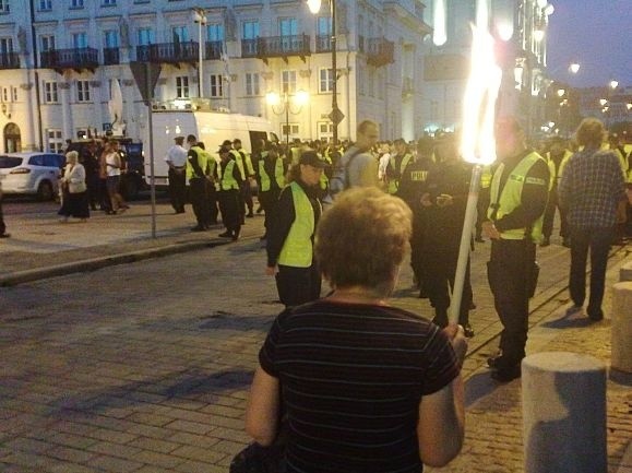 Jeden z protestów pod krzyżem przed Pałacem Prezydenckim