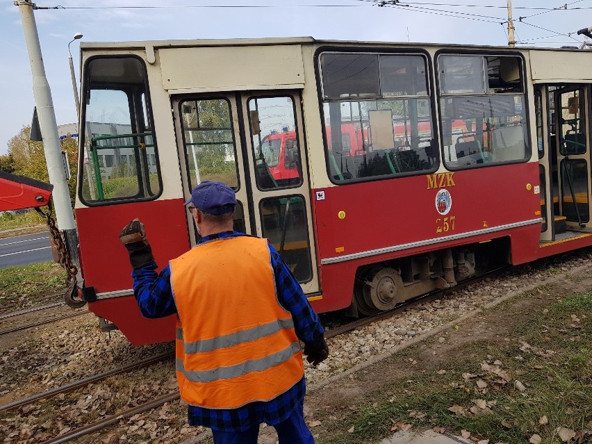 Wykolejony tramwaj po zderzeniu z autobusem na ulicy Wschodniej. Są ranni