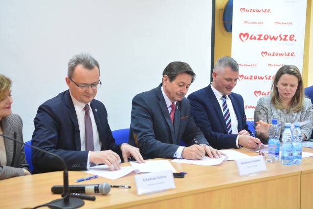 Starostowie siedmiu powiatów z regionu radomskiego podpisywali w piątek umowy z Mazowszem na budowy dróg.