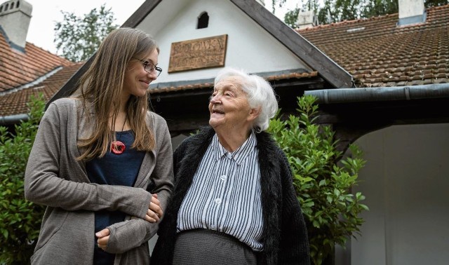 Maria Rydlowa z wnuczką Magdaleną Rydel w roli społecznej archiwistki