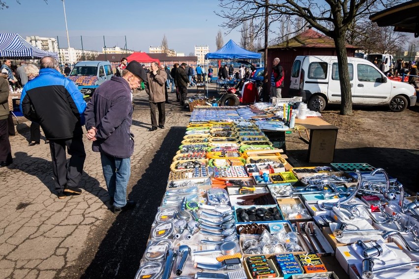 Świetne torebki, piękne buty, modne leginsy - na giełdzie za...