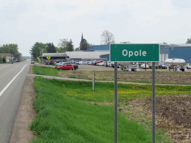 Opole znajduje się w stanie Minnesota w USA. To niewielka społeczność założona w XIX wieku przez emigrantów, znajduje się w hrabstwie Stearns.