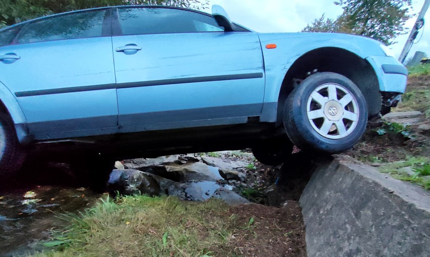 Paszyn. Auto zawisło jak mostek nad rowem przy drodze krajowej nr 28