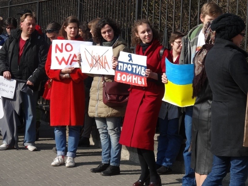 Przez kilkadziesiąt minut protestujący stali pod konsulatem