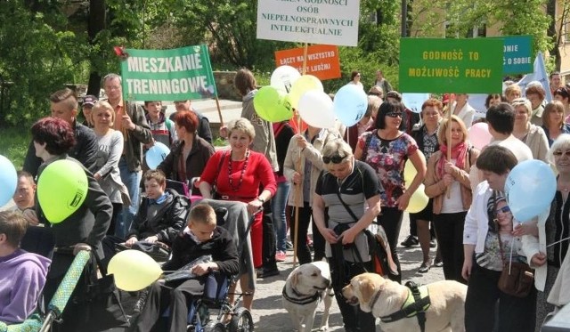 Uczestnicy Dnia Godności Osoby z Niepełnosprawnością w 2014 roku.