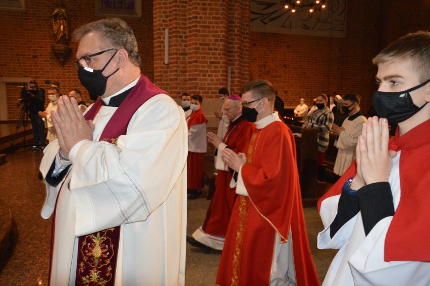 W czasie wieczornej liturgii Wielkiego Piątku wierni oddali cześć krzyżowi