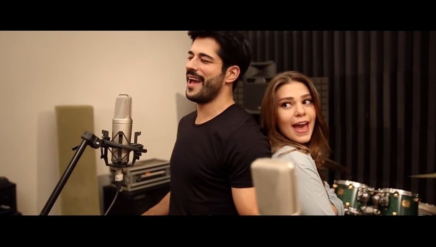 "Narzeczona ze Stambułu". Aslı Enver i Burak Özçivit śpiewają piosenkę z filmu "Kardesim Benim"! Jak wyszło?