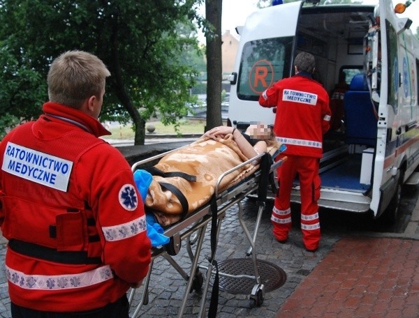 Przejechana kobieta trafiła do szpitala. Tam zmarła.