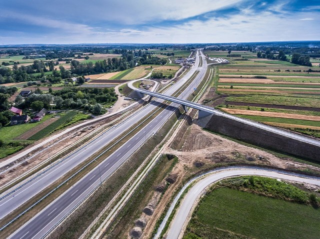 Pierwsze samochody jeżdżą już odcinkiem autostrady A4 Rzeszów - Jarosław. Oto jak wygląda ona z lotu ptaka.