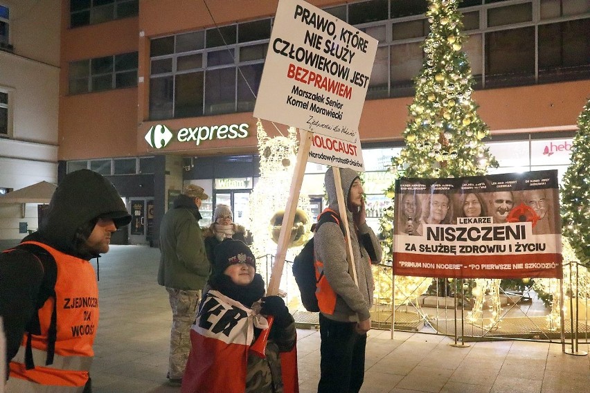 Protest antyszczepionkowców na ulicy Piotrkowskiej. Zebrali się przy dawnej "Magdzie" ZDJĘCIA