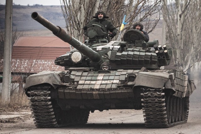 Żołnierze ukraińskich sił zbrojnych w czołgu T-72 na przedmieściach Bachmutu, grudzień 2022 roku.