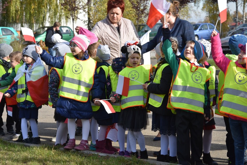 Libiąż. Przedszkolaki i uczniowie wspólnie odśpiewali hymn. Uczcili 101. rocznicę odzyskania niepodległości [ZDJĘCIA, WIDEO]