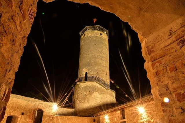 W niedzielę wieczorem odwiedzający zamek w Iłży, mogli zobaczyć warownię w niecodziennym oświetleniu.
