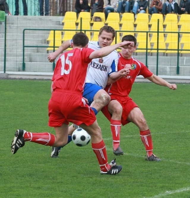 Piłkarze Siarki (na czerwono) "wymęczyli&#8221; przedświąteczną wygraną z Pogonią (z piłką Marcin Szmuc).