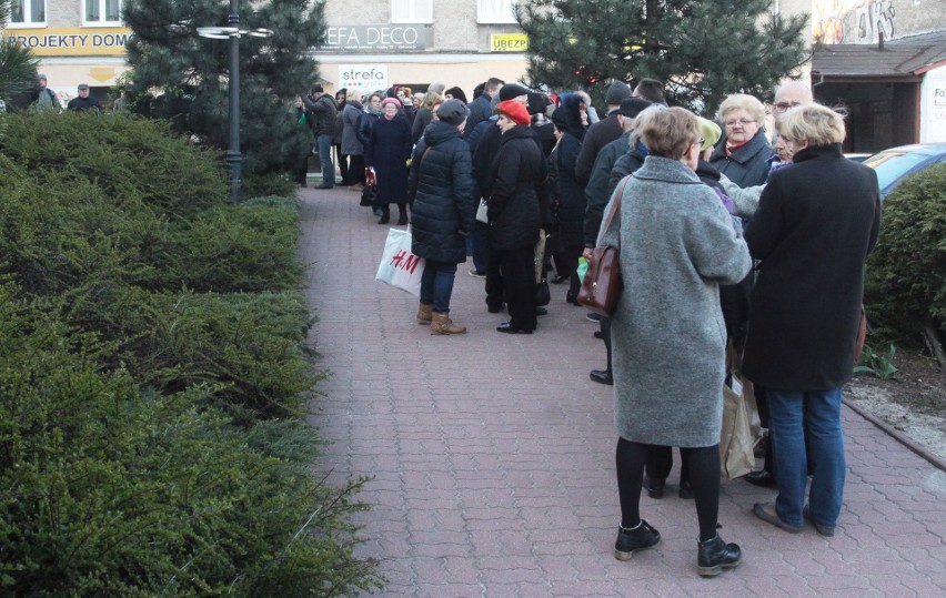 Kolejka do złożenia wniosków o wymianę pieców przed Urzędem...