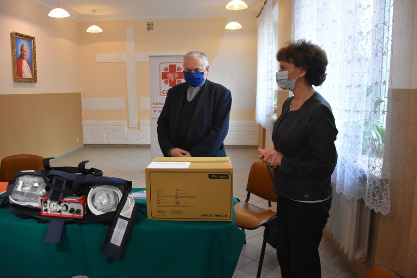 Dwa respiratory dla Kielc i Buska - Zdroju przekazane przez Caritas Diecezji Kieleckiej [WIDEO, ZDJĘCIA]
