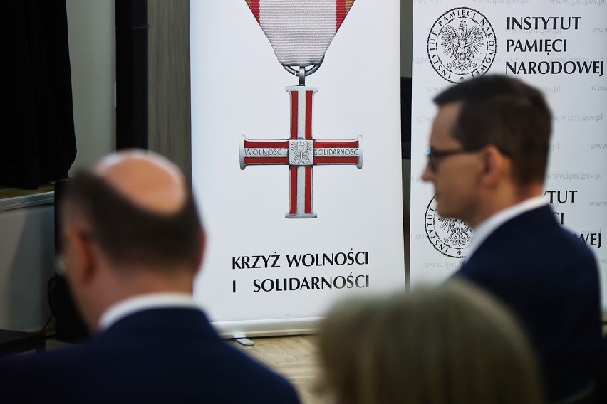 Odznaczeni Krzyżami Wolności i Solidarności wraz z premierem...