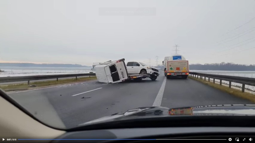 Wypadek na autostradzie A4. Bus spadł z lawety 28.11.2021