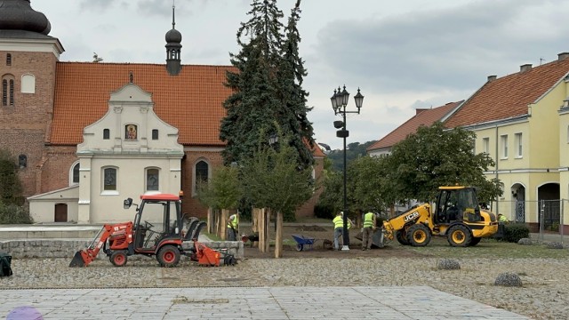 Na Starym Rynku we Włocławku trwają już prace. Pojawi się tam więcej zieleni