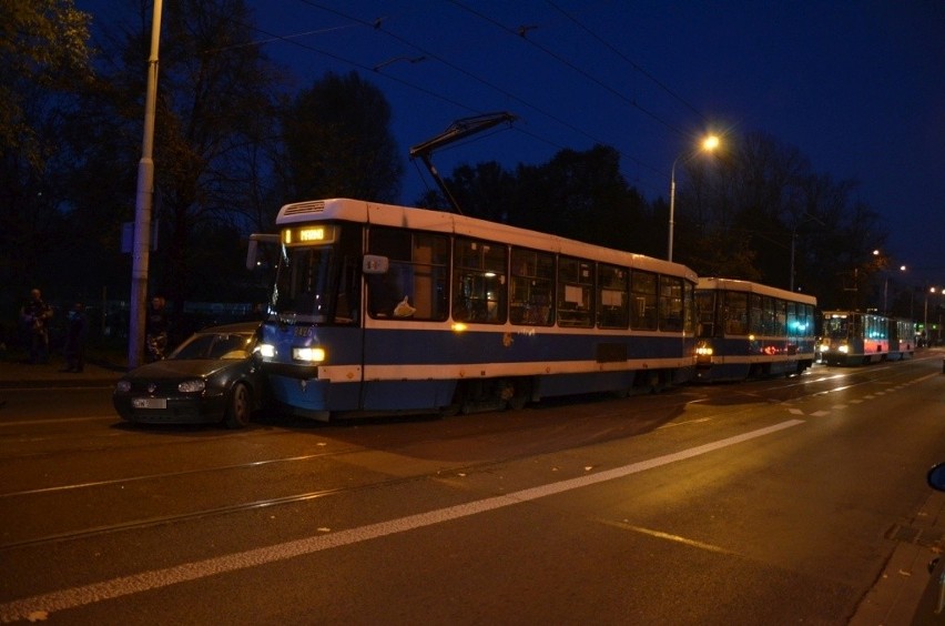 Wrocław: Wypadek na Sienkiewicza. Volkswagen zderzył się z tramwajem (ZDJĘCIA)