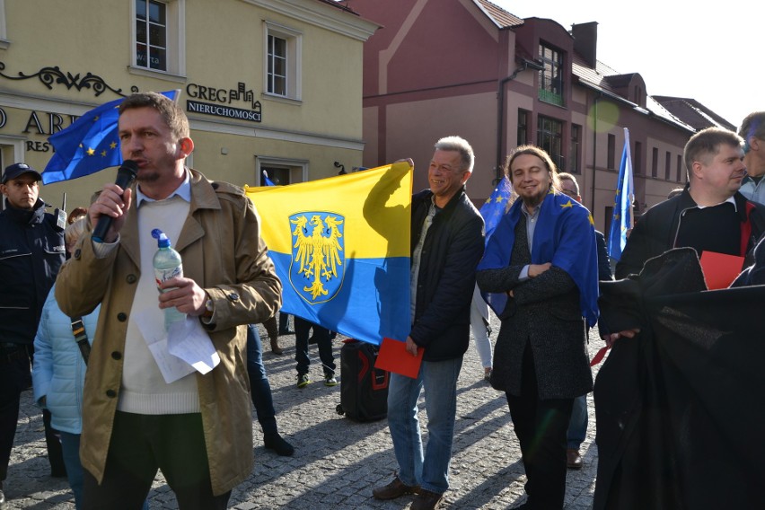 Prezydent Andrzej Duda złożył wieniec pod Pomnikiem...