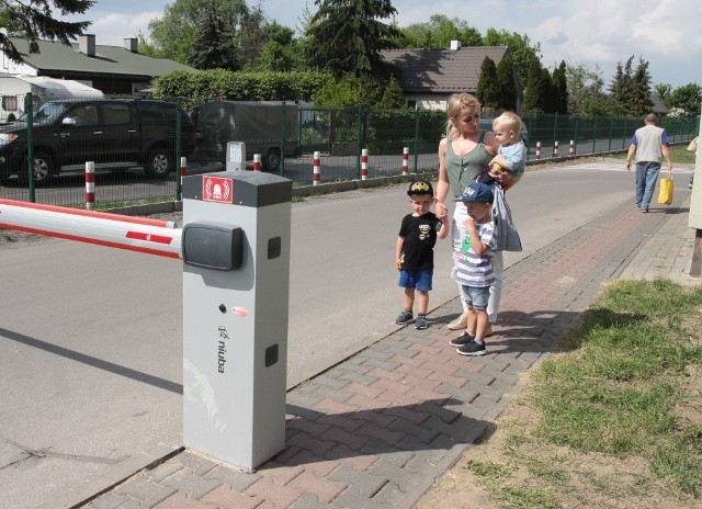 - Te szlabany to dla nas duży kłopot. Przedszkole ma swój parking, na który mogliśmy dojechać - mówi Justyna Górka.