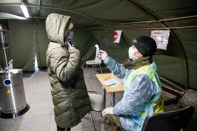 Zobacz na kolejnych slajdach, w których powiatach woj. podlaskiego współczynnik za ostatnie siedem dni przekroczył już granicę narodowej kwarantanny. Posługuj się klawiszami strzałek, myszką lub gestami. Przejdź do następnego slajdu