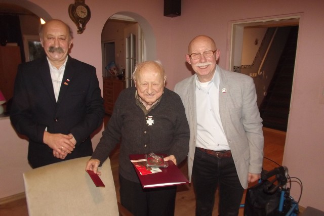 Kazimierz Seifert z Golubia-Dobrzynia (w środku) został uhonorowany za zasługi dla Solidarności