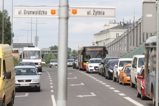 Autobusy linii numer 35 muszą stać w korku na lewoskręcie z ulicy Żelaznej w Żytnią, a także na sąsiednich skrzyżowaniach. Po zmianie trasy przejazd będzie sprawniejszy,    