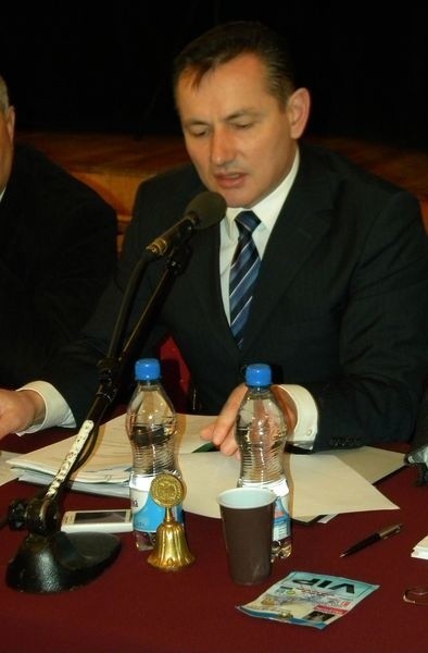 Prowadzący czwartkową sesję przewodniczący Dariusz Kołek, nie krył zażenowania z powodu zachowania radnego Uziela.