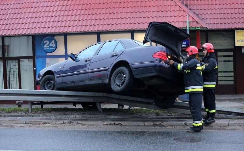 Wypadek na ul. Pabianickiej. Samochód zawisł na wiadukcie! KORKI! [zdjęcia]