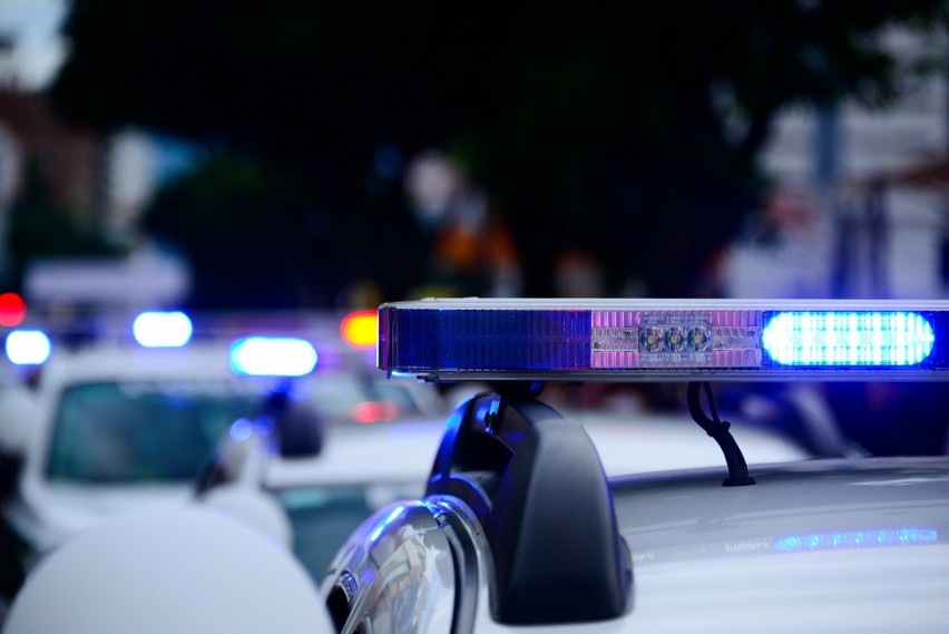 W Lipsku policjanci zatrzymali mężczyznę, który rzucił butelką w samochód. Zareagował agresywnie, kiedy kierująca na niego zatrąbiła