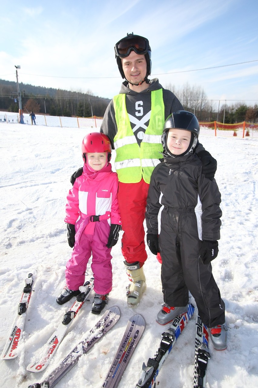 Marcel i Milena z Koszalina uczą się jeździć na nartach w...
