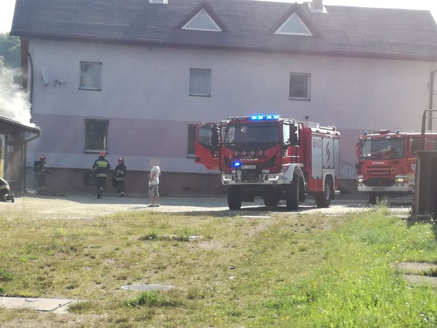 Pożar w Rzuchowie - strażacy gaszą budynek i samochód ZDJĘCIA