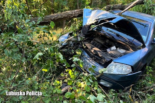 W niedzielę 16 lipca w Drezdenku skoda wypadła z drogi i uderzyła w drzewo.