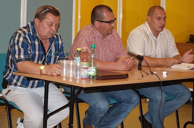 Prezesi KSZO Piotr Składanowski (w środku) i Łukasz Dybiec (z prawej) nie robili trudności w przekazaniu zawodników do ożarowskiego klubu, którego prezesem jest Roman Golek (z lewej).