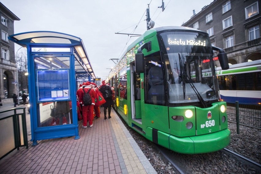 143 Mikołajów specjalnym tramwajem zawiozło prezenty chorym dzieciom
