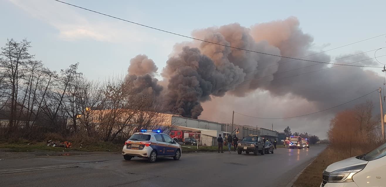 Kraków. Pożar budynku drukarni przy ul. Nad Drwiną. Nikt nie został  poszkodowany [ZDJĘCIA] | Gazeta Krakowska