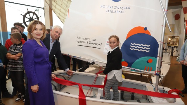 Wiceminister Sportu Anna Krupka wręczyła żeglarzom Zalewu Kielce łódki szkoleniowe Optymist.