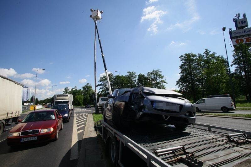 Wypadek na ul. Aleksandrowskiej. Auto na latarni [zdjęcia]