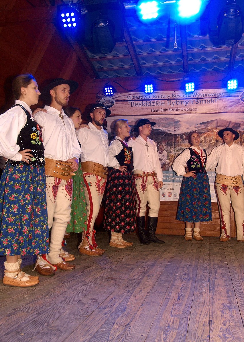 Odkryj Beskid Wyspowy. W sobotni wieczór wspięli się na Ćwilin, a w niedzielny poranek pokonali Łopusze Wschodnie