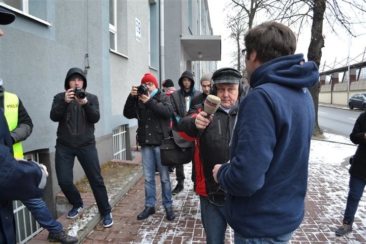 Częstochowa: Poseł Jaskóła przepychał się z policją, która broniła tablicy z sierpem i młotem