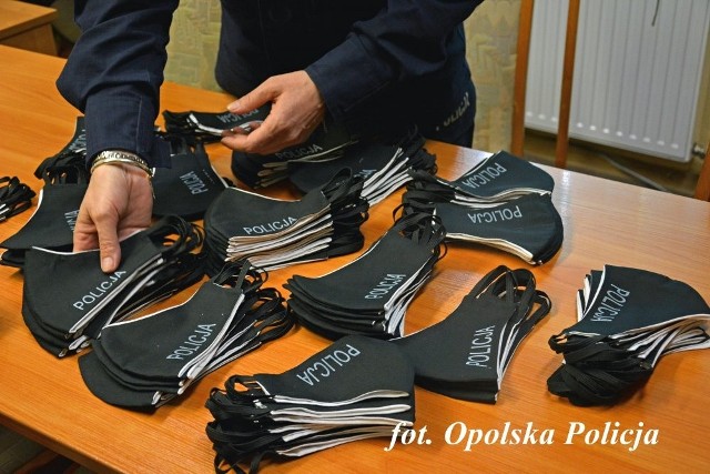 Maseczki szyte dla opolskich policjantów.