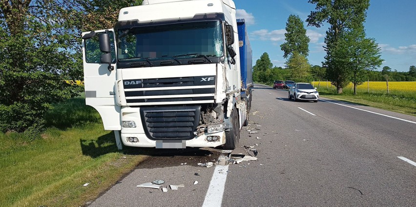 Kolizja na drodze krajowej nr 6 niedaleko Mianowic. Kierowca volkswagena uderzył w ciężarówkę (ZDJĘCIA) 