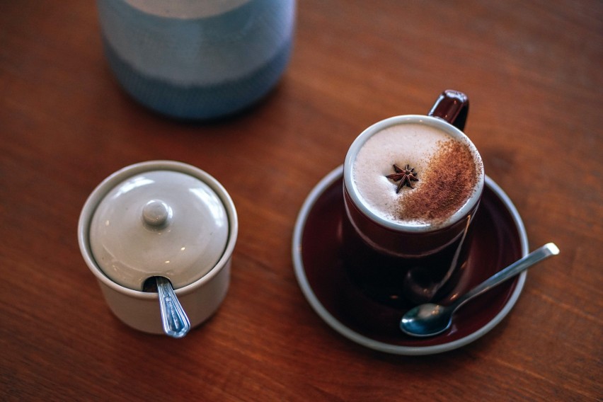 Kawa, dzięki zawartości kofeiny pobudza i dodaje energii,...