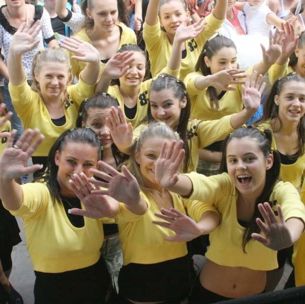 Dziewczyny z Głogowa podczas występów na placu Artystów.